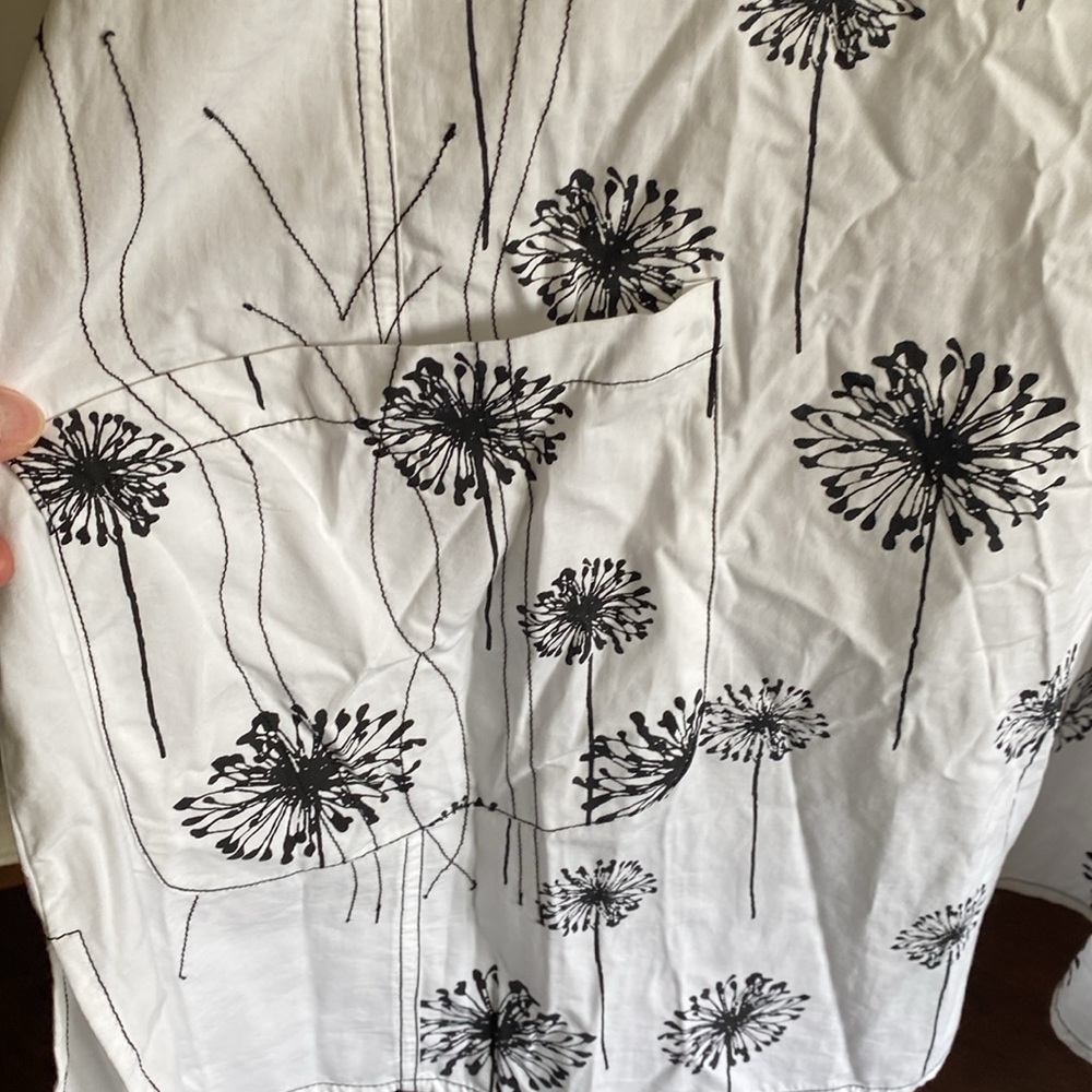 SNAPDRAGON & TWIG Floral Print White and Black Women's Top/dress. Long loose fit - Picture 3 of 9